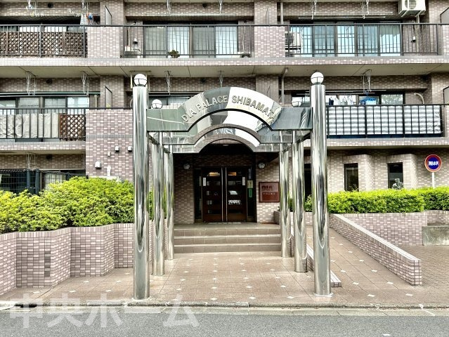 【エントランス】マンションのエントランスは、その物件の印象を決める、顔とも言える場所です。毎日通る場所ですからきれいなのが一番です。エントランス内はオートロックですので暮らしの安全も確保されています。
