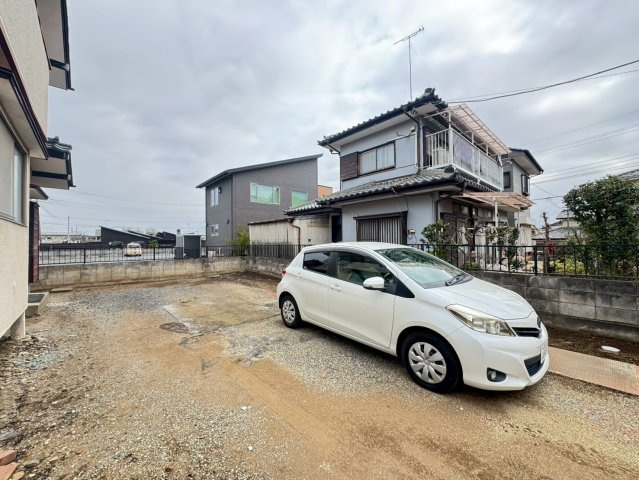 4台以上駐車できますが、大きいサイズの駐車はバックで入る必要がございます。