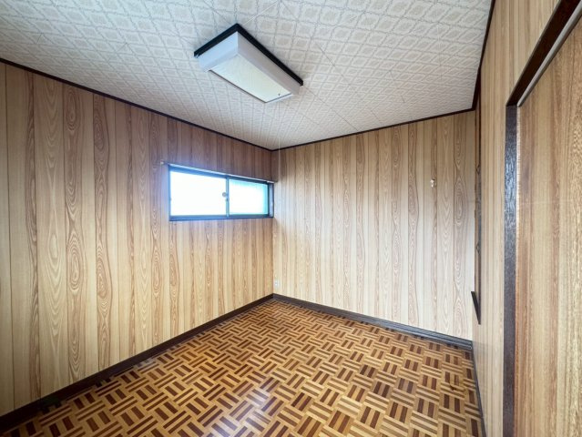 お子様の成長を見守るお部屋♪収納もついております。