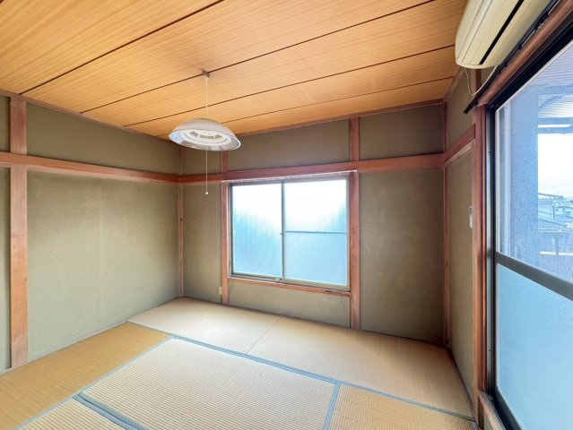 2階和室。明るい採光の入る主寝室は大きいベットが余裕をもって入る広さ。