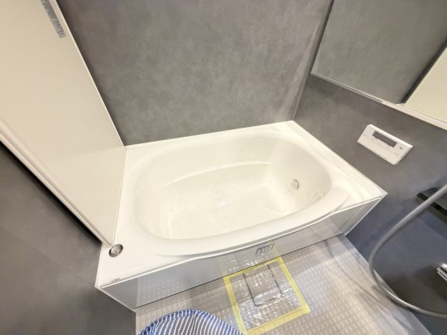 【浴室】　浴槽と洗い場にゆとりがあり、一日の終わりに心地よいバスタイムを楽しめる空間です。