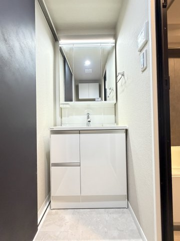 【独立洗面化粧台】　収納力と機能性に優れたお手入れラクラク三面鏡洗面化粧台です。朝の身支度もこれで快適です！