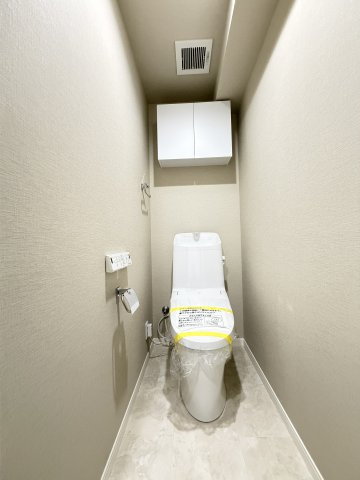 【トイレ】　洗浄機能付きトイレ。上部には収納付で、トイレットペーパー等、買い置きもしやすそうです。
