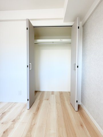 【洋室約4.8帖　収納】　クローゼットが備わっており、衣類や小物をすっきり収納できます。