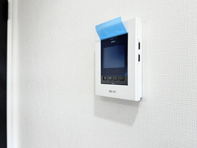 【TVモニター付きインターホン】　モニター付きインターホンなので、来訪者を確認してから対応でき安心です。