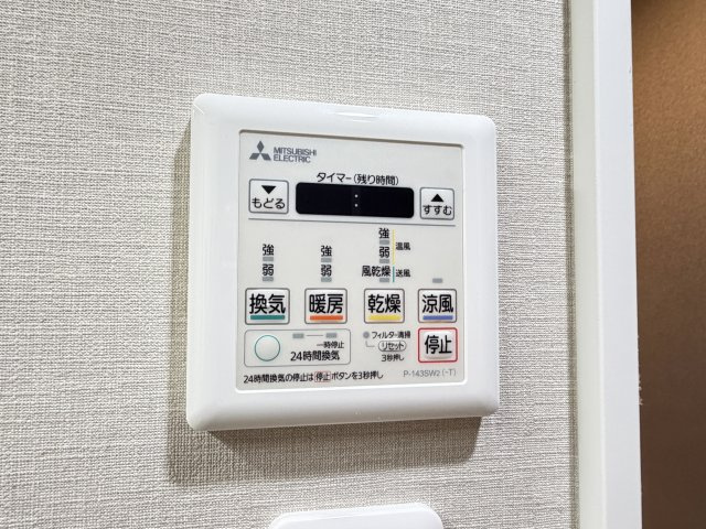 【浴室乾燥機】　浴室乾燥機があるので、雨の日や花粉の季節も洗濯物を室内で乾かせて便利です。