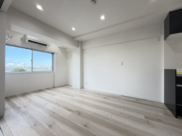 【LDK約8.5帖】　別アングルから見てもゆとりが感じられる、暮らしやすいLDK空間です。