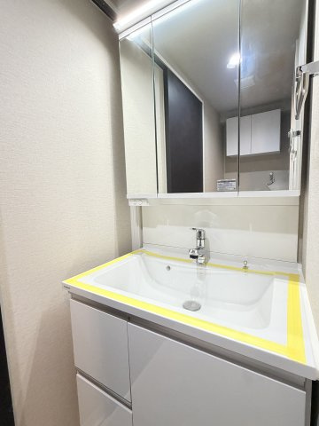 【独立洗面化粧台】　鏡も大きく使いやすい洗面化粧台で、毎日の身支度が快適に行えます。