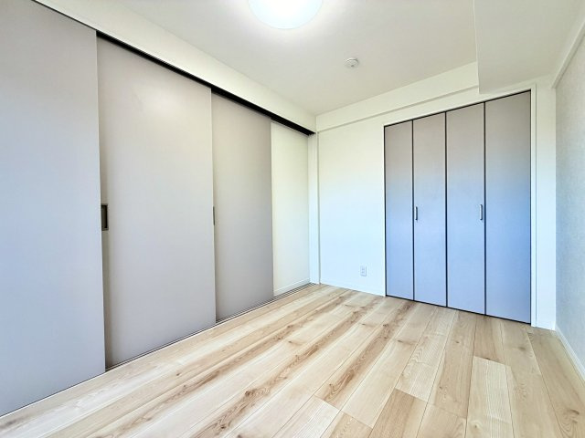【洋室約4.8帖】　別角度からもわかる通り、家具を配置してもゆとりのある洋室です。