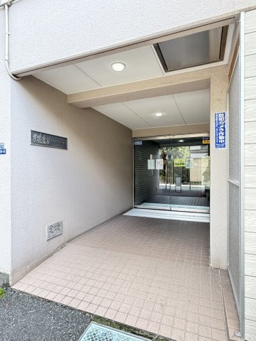 【エントランス】　落ち着いた雰囲気のエントランスで、毎日の出入りにも心地よい印象を与えてくれます。