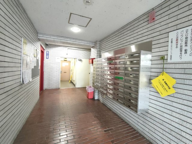 【エントランス】　明るく開放的なエントランスホールで、来客時も安心してお迎えできます。