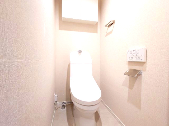 【新品】トイレ交換（収納棚・温水洗浄便座・窓付き）、とても綺麗で清潔感があります♪