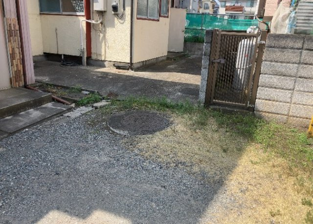 住宅用の土地では前面道路に2m以上接していなければならないと法律で定められています。しかし、お持ちの車のサイズやライフスタイルなどにより、2mでは利便が悪い場合もございますので、事前に確認しましょう。