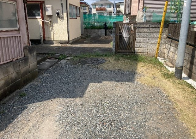 お持ちの車種によっては前面道路が広い方が便利でしょう。しかし、前面道路が広ければその分交通量が多くなるため、騒音などが気になる場合があります。実際に現地を見学し、周辺交通量や騒音などを確認しましょう！
