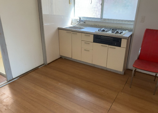 DKの物件でも広く見せたい方は、ダイニングスペースを広く使えるように工夫しましょう。低めのダイニングソファを置くと、家具の圧迫感が減り、広く見せることができ、ダイニングをリビングのように使用できます！
