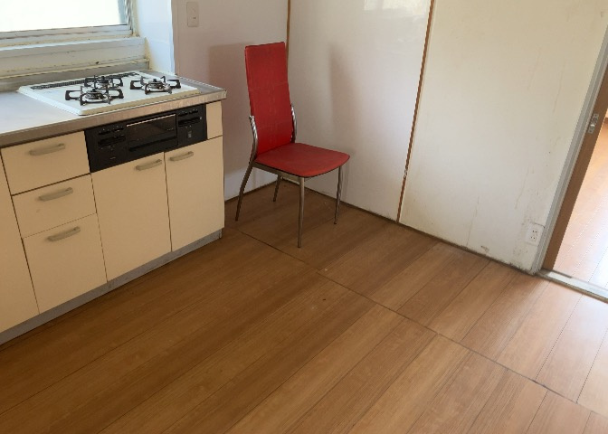 ダイニングとキッチンの間を扉や壁などで仕切らず、一体化させた間取りです。キッチンカウンターがついている物件ならば、食事をキッチンカウンターで取ることで、ダイニングスペースをリビングとして使用できます。