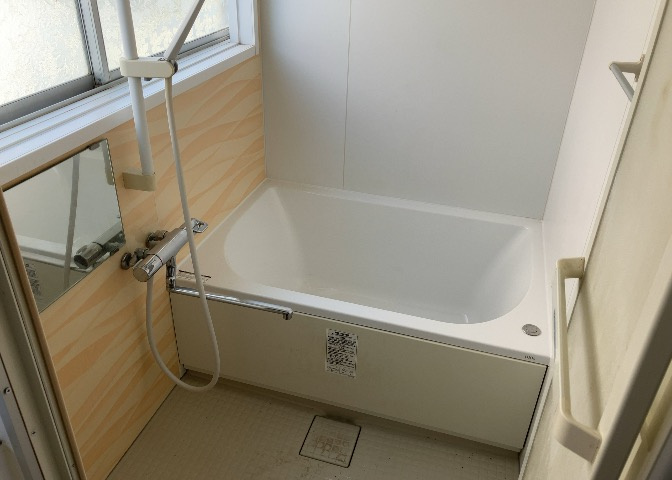 入浴時の快適さも大事なことですが、綺麗な状態を維持できなければ気持ちよく入浴できません。毎日の掃除が楽という点は大事なポイントになります！カビが生えにくく掃除がしやすい、壁や浴槽を選ぶといいでしょう。
