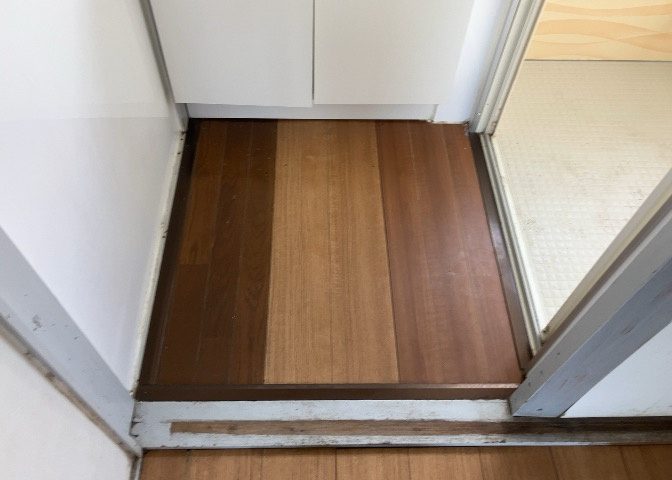 多くの戸建て住宅で見かける洗面脱衣所は、洗面台と洗濯機が2畳ほどのスペースに並べられていて、洗面所が脱衣所を兼ね備えている間取りが一般的です。お客様が利用することもある、パブリックな空間でもあります。