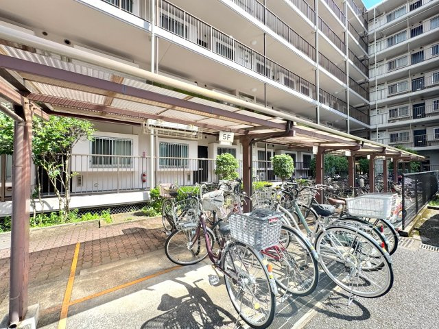 敷地内に整備された使いやすい駐輪場スペース。1台目無料で利用でき、通勤や通学・お買い物など毎日のフットワークを軽快に支えます。