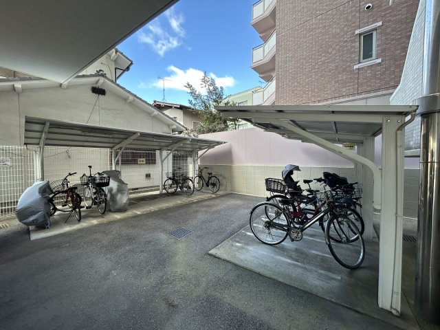 敷地内には屋根付きの駐輪スペースが設けられており、大切な自転車を雨や直射日光から守りながら保管できます。通勤や通学、お買い物など日常的に自転車を利用される方にも便利な設備です。