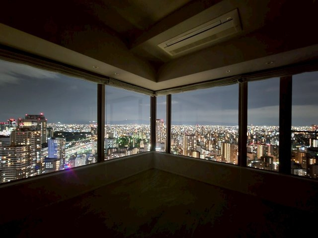 【リビングダイニング】角部屋ならではのコーナーサッシ！眺望を存分に楽しめます。