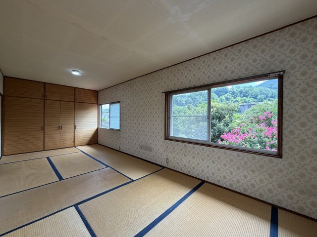 2階和室10.5帖♪　窓から見える自然豊かな景色に癒されます♪