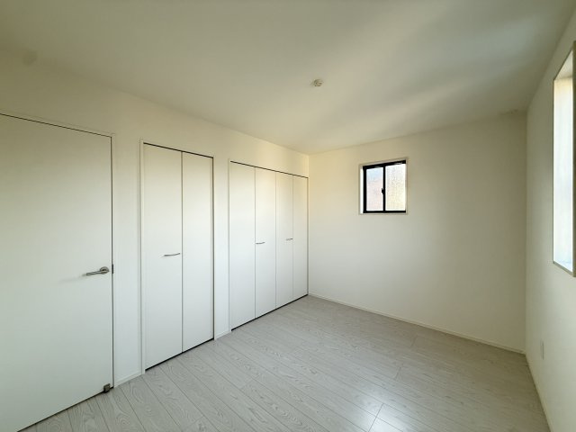 1階5.0帖の洋室、収納もたっぷりの明るいお部屋です