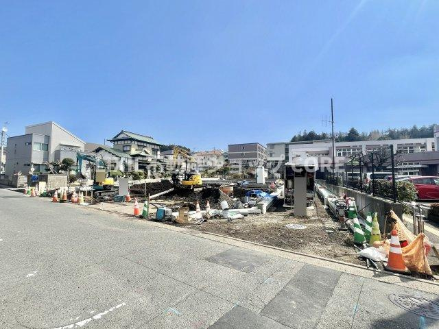 前面道路は閑静な住宅地をはしる車通りの少ない道路。お車の出し入れが苦手なママや小さなお子様にも安心　