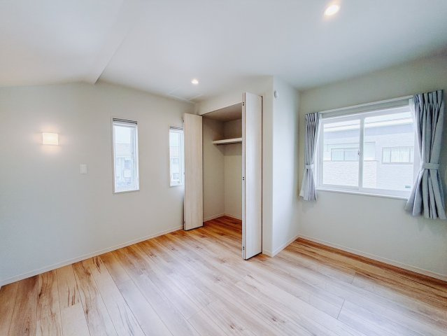 ■2階洋室｜「今日も一日お疲れ様」とゆったりくつろげる寝室。毎日の家事やお仕事に疲れた日はフカフカのベットで癒されてください♪