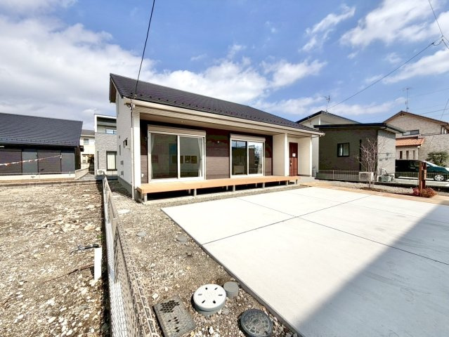 ■外観｜南西側のお庭なので暗くなりがちな夕方も明るい印象にしてくれます♪道路から離れたお庭なのでお子様が外で遊ぶ際も安心です♪リビングからお庭が見える子育て世帯にも嬉しい設計です♪