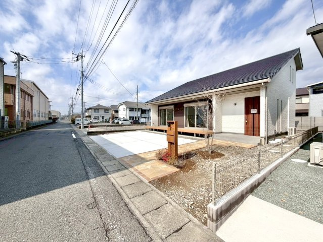 ■外観｜室内の隅まで陽射しが差し込みやすい全居室南向き♪