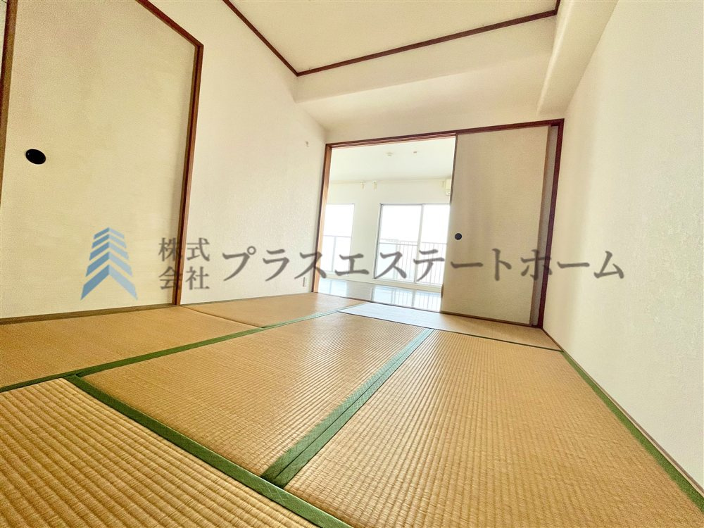リビングと続きの和室♪用途によってさまざまな使い方ができます♪
