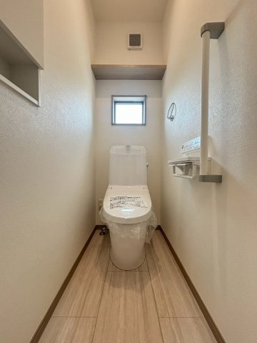 掃除がしやすく清潔に保てる温水洗浄便座付きのトイレです！手すりやペーパーホルダーが使いやすい位置に配置されています♪上部に小窓が付いているため通気性が良く、いつでも爽やかな空間をキープできます！