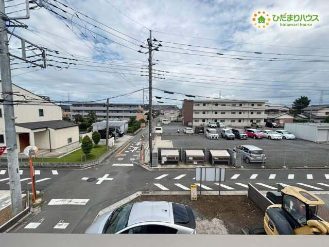 バルコニーからの見晴らしが良く、開放的な空が広がる心地よいロケーションです！心地よい風が吹き抜けてお部屋の換気もしっかり行えます♪日当たりを遮る高い建物がなく、毎日爽やかな景色を楽しんでいただけます！