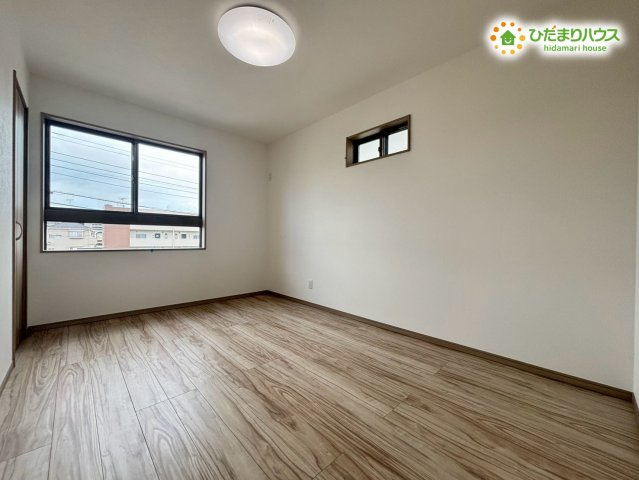 お子様のお部屋に最適な明るく風通しの良い洋室です！デスクやベッドを無理なく配置できるバランスの良い形状となっています♪収納スペースもしっかり確保されているため、自発的なお片付けの習慣も身につきます！