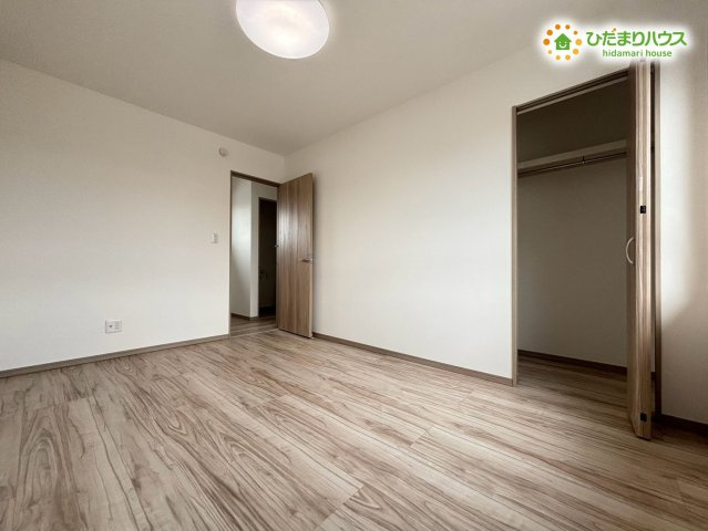 木目の優しさを感じる優しいインテリアの洋室です！独立性の高いお部屋なので、プライベートな時間を穏やかに過ごせます♪ベッドサイドにテーブルや照明を置いて、自分好みのおしゃれな空間づくりを楽しめます！