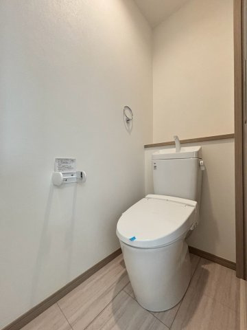 2階にも設置された清潔で使いやすい温水洗浄便座付きトイレです！朝の忙しい時間帯もご家族間で混雑せずに快適に使用できます♪ペーパーホルダーやタオル掛けも備わり、日々の使いやすさに配慮された仕様です
