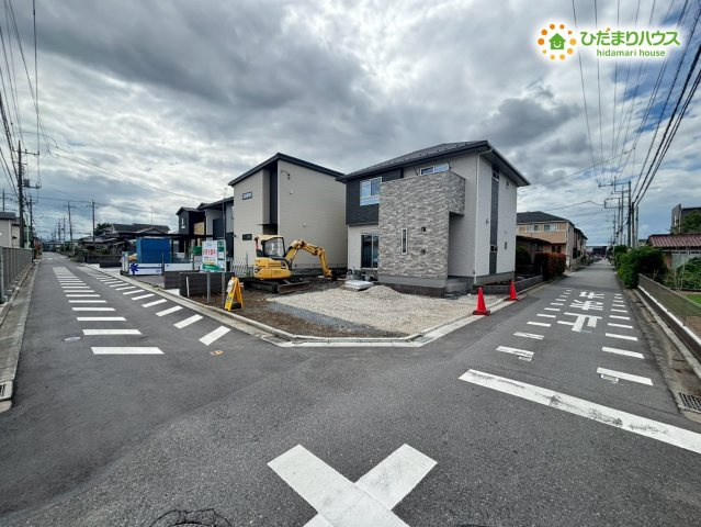 前面道路は舗装されており、お車の出し入れや運転がとてもしやすい環境です！周囲は落ち着いた住宅街で通学時もスムーズ♪歩道や路面が見通しやすいため、小さなお子様がいるご家庭でも毎日の通行が安心です！