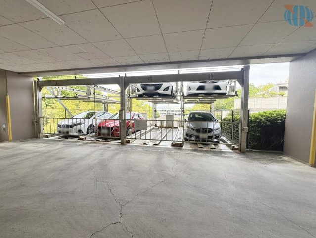 【駐車場】敷地内機械式駐車場付きで、お車をお持ちの方にも便利な住まいです。