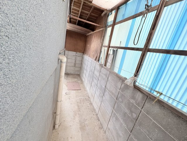 土間スペースは、収納や作業場、趣味スペースとして活用可能。自転車やアウトドア用品の保管にも向いており、室内を汚さず使える点が特徴です。リフォーム次第で多目的空間としての可能性が広がります。