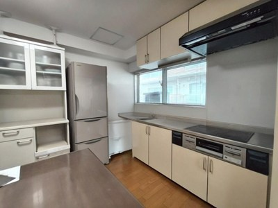窓があり、換気しやすく明るいキッチン。