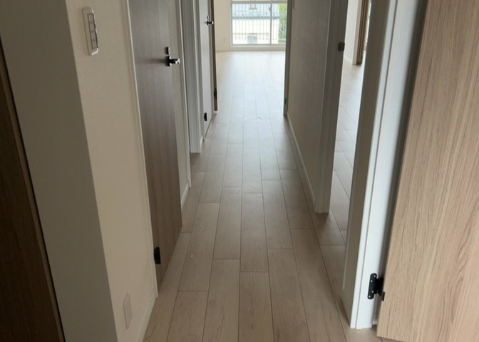 内装はとにかくおしゃれなものがいい！と選ぶ前に、まず住んだ後のことを想像してみましょう。住んでみたらコンセントの位置が悪くて使いにくいなど出てきます。事前にどの家電をどこに置くか想定しておきましょう。
