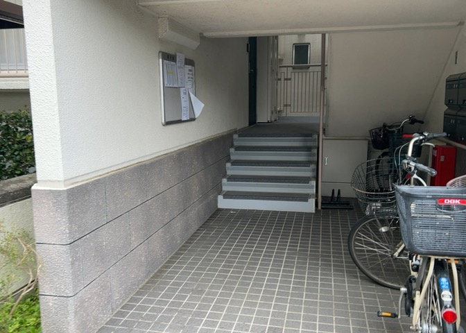 マンションのエントランスには、もともと風よけや防犯の役割がありますが、マンションによって宅配ボックスなどの設備が備わっている所もあります。日々の生活をイメージしながら生活しやすさをチェックしましょう。