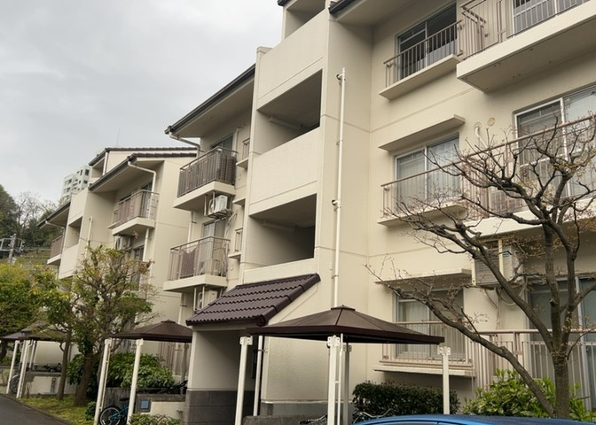 外観はマンション管理がされているかの目安になります。築年数が古いと、壁面は劣化してひび割れが生じることも！建物が古びていても細かいところが修繕されていると、きちんと管理されているなぁと感じるでしょう。