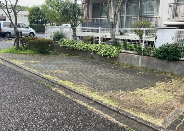 車一台あたりに必要なスペースは、標準サイズの普通自動車で横幅2m50cm、長さ5mは必要になります。ただし、乗降のことも考慮して横幅3m30cm、長さ5m50cmほどは確保できるところを選びましょう。