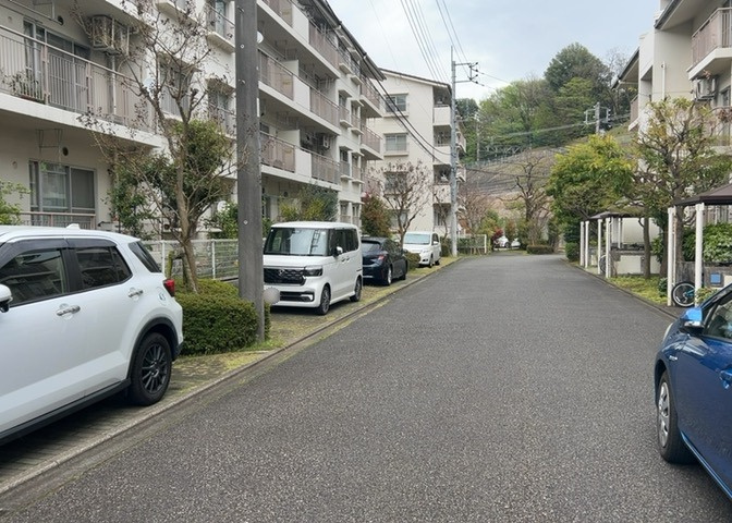 駐車場と明記されていても、最小スペースでつくられた駐車場だと大型車は駐車できなかったり、出入りしにくくなったりする可能性があります。お車のサイズと購入したい物件の駐車場のサイズを現地で確認しましょう。