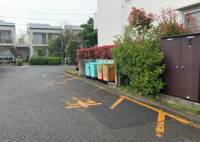 共有部分は、住民なら誰もが使える設備のこと。例えば駐車場やエレベーター、インターネット設備、セキュリティ設備などがあります。他にも、マンションの廊下・外部階段やエントランス・ゴミ置き場などがあります。
