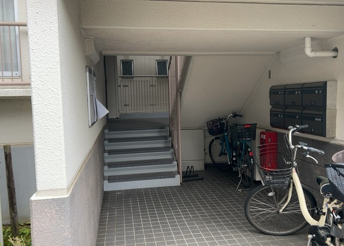 ラウンジは、マンションの共用スペースに椅子やテーブルなどを配置した利用者が寛げる空間です。屋内型ラウンジと屋外型ラウンジがあります。共用部分の管理状況と合わせて、詳細については現地でご確認ください。