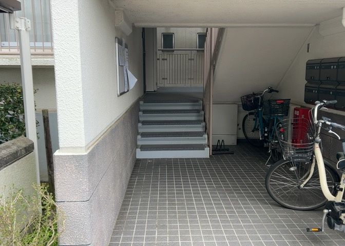 ロビーというと、エントランスと何がちがうの？と思いますよね。実はロビーとエントランスには明確な決まりはありません。物件によっては、エントランスを入って広がるある程度の広さのある空間がロビーとなります。