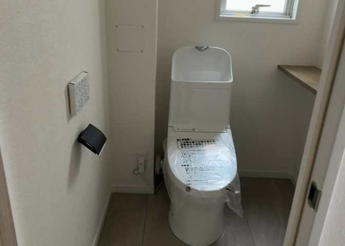 トイレは大きさや形、機能、抗菌性などが異なる多種多彩なタイプが各メーカーから出ています。それぞれに良さがあるため、事前にどういったタイプのトイレがいいのかをご家庭内で決めて、内見に行くといいでしょう。